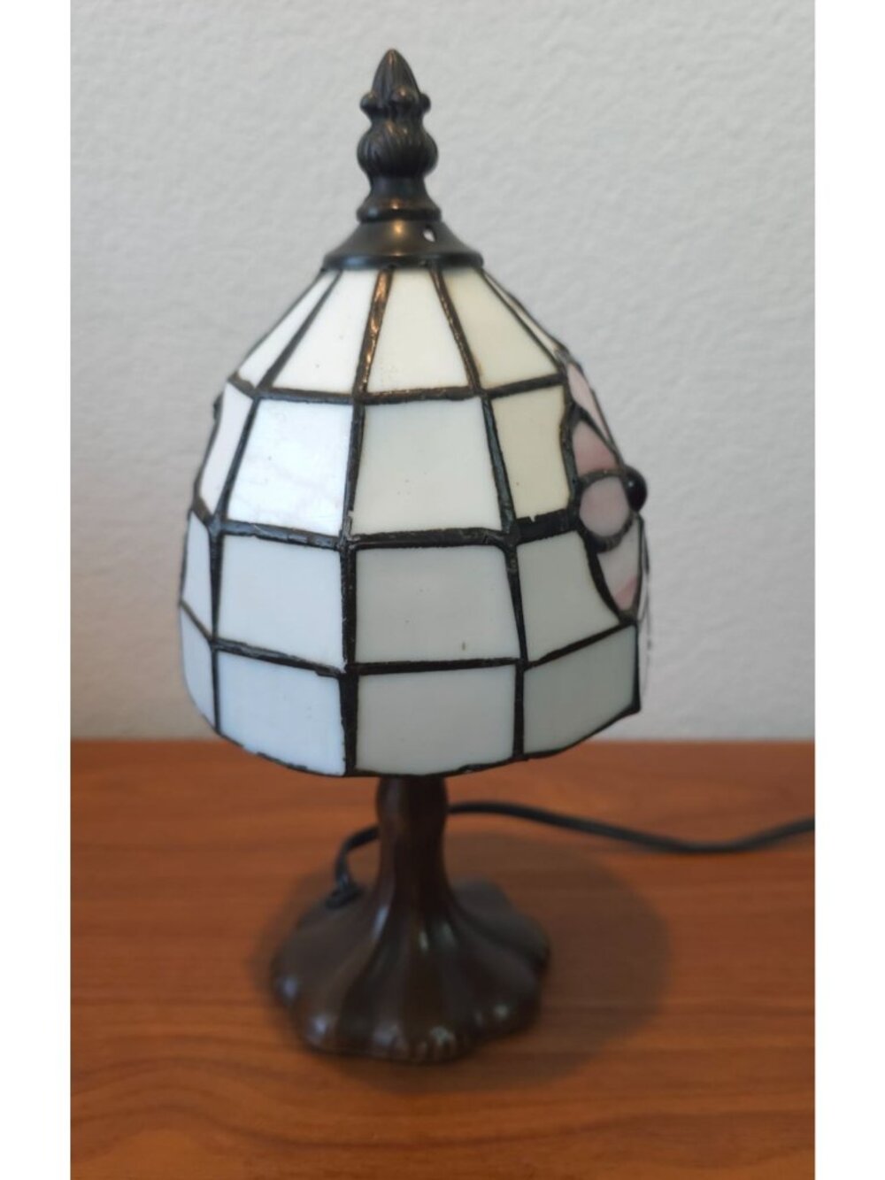 Vintage Tiffany-Style Accent Lamp w/ Stained Glass Floral Shade & Bronze Base - Picture 4 of 14